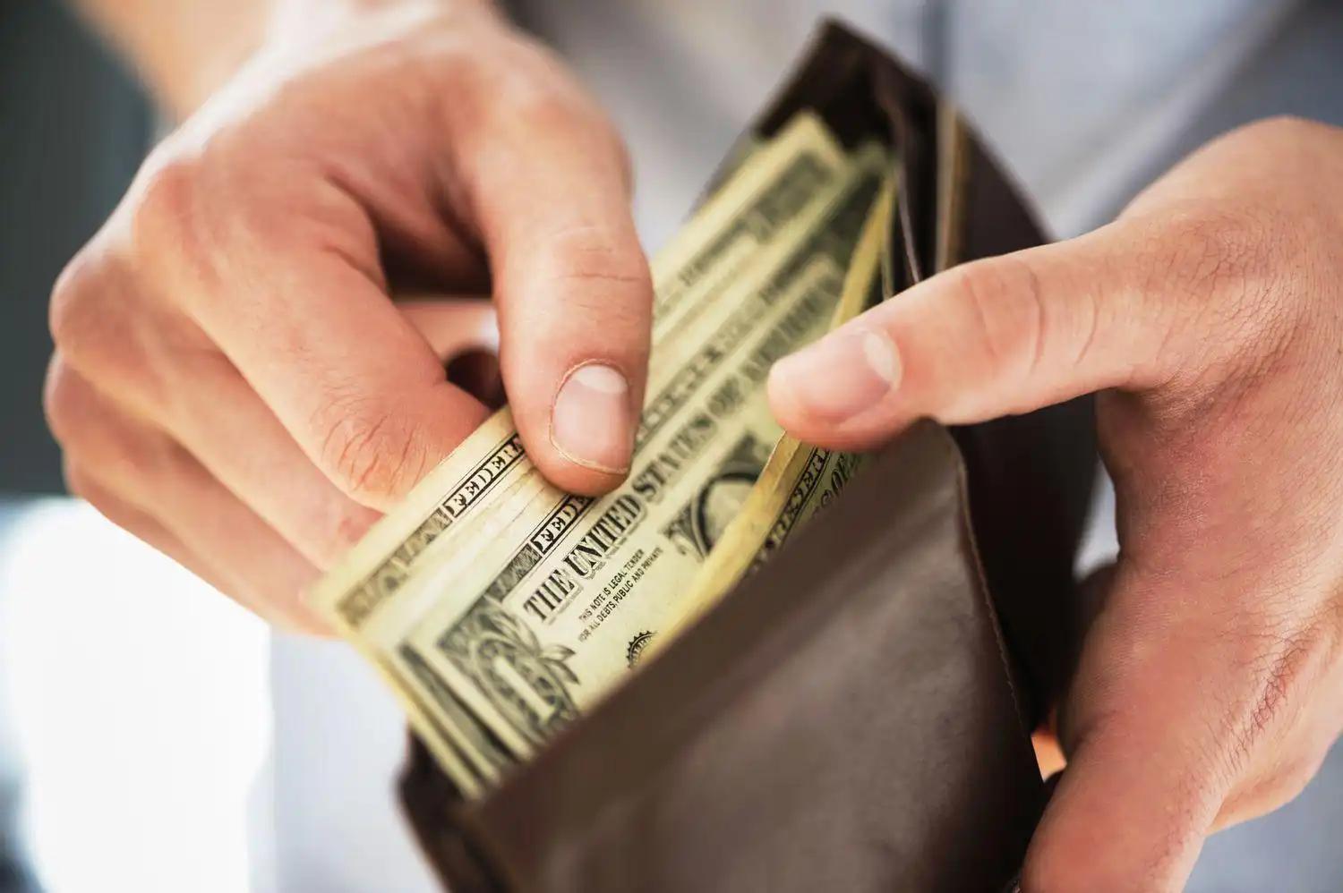 پرداخت مالیات حقوق به عهده کیست؟